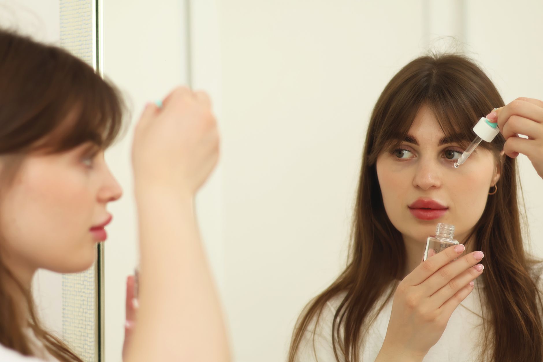 Comment utiliser l'huile de figue de barbarie sur le visage ? Guide anti-âge pratique 3 Application de l'huile de figue de barbarie en tapotements sur le visage