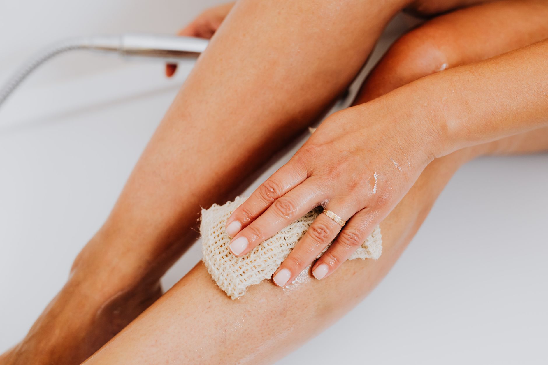 Savon noir beldi marocain : le guide complet pour exfolier le corps au kessa 3 Exfoliation corporelle sous la douche avec un gant kessa marocain