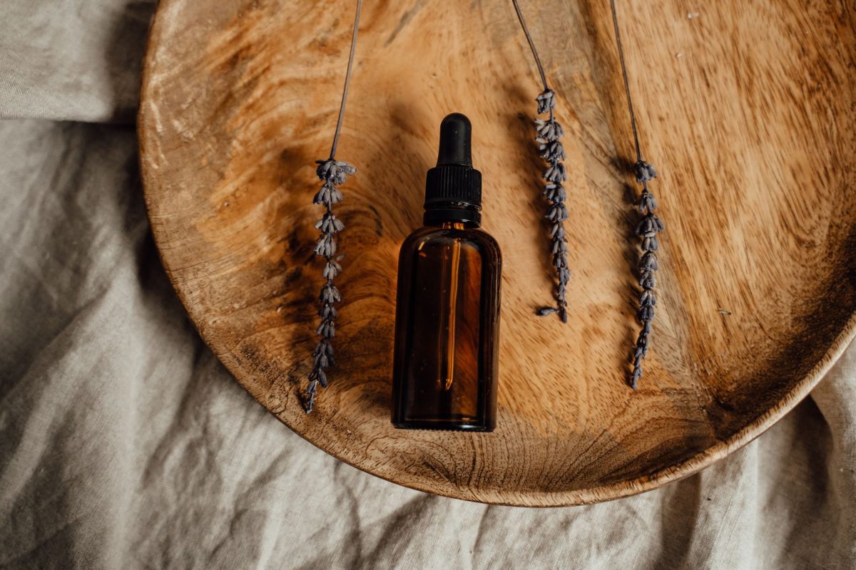 Huile essentielle de lavande sur la peau : bienfaits et utilisation sûre selon votre type de peau 1 Flacon d'huile essentielle de lavande sur fond naturel