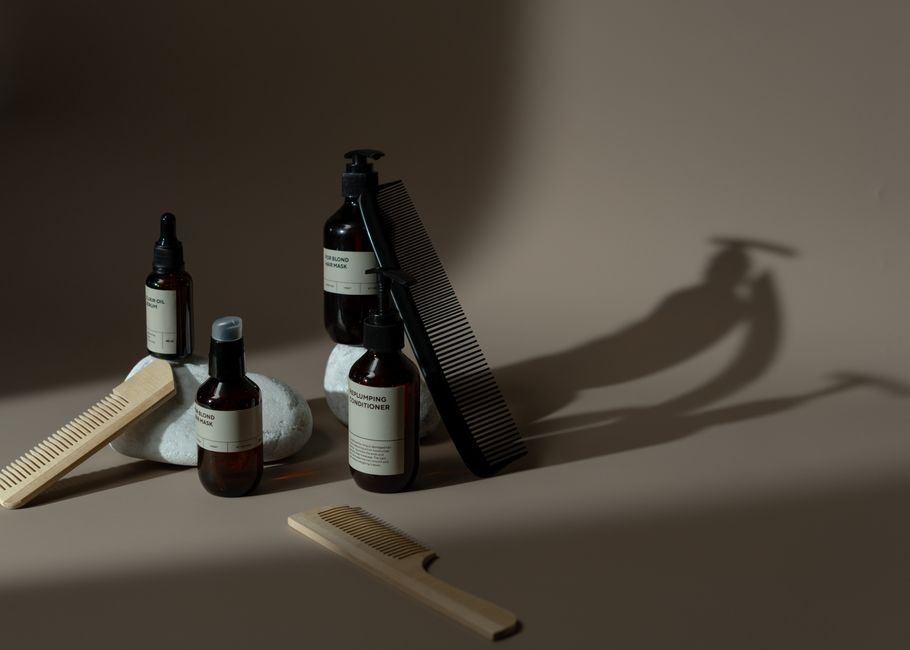 Bain d'huile pour cheveux secs, abîmés ou colorés : comment le faire correctement ? 5 Flacons d'huile capillaire et peignes en bois