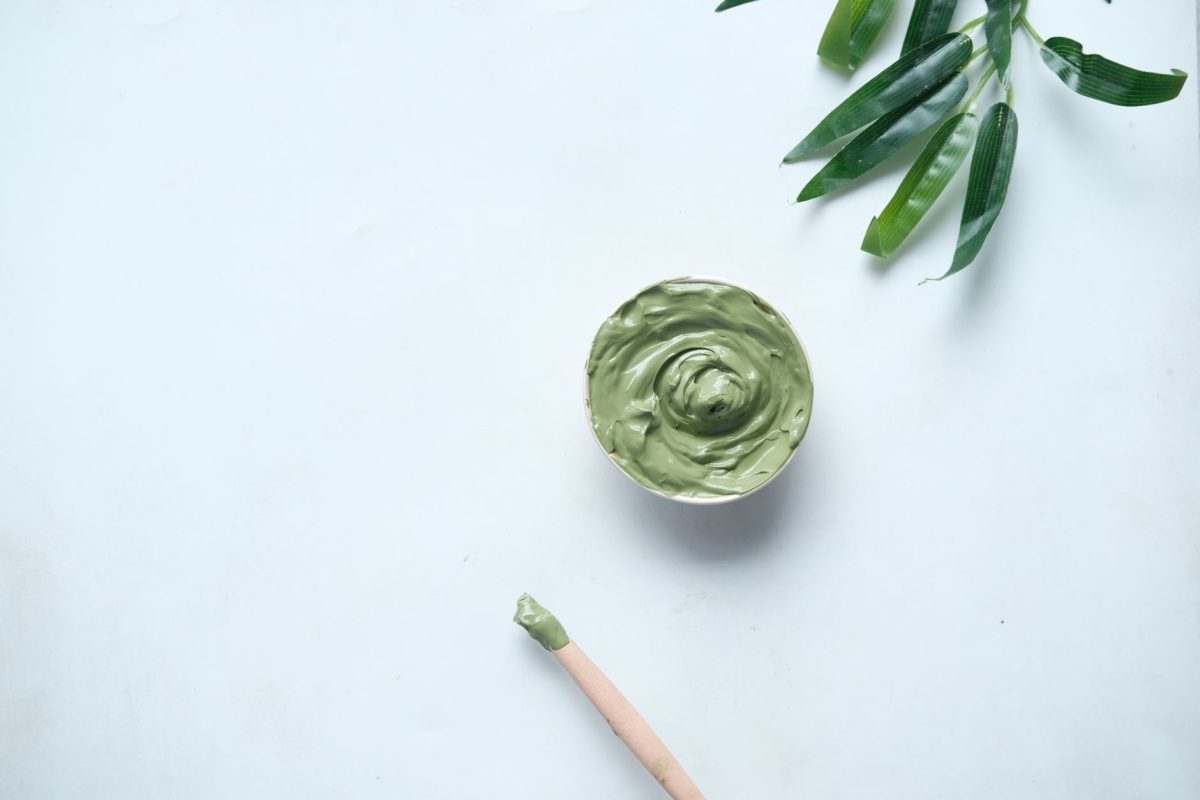 Argile verte : propriétés, utilisations pour le visage et les cheveux, et erreurs à éviter 1 Masque à l'argile verte appliqué sur le visage