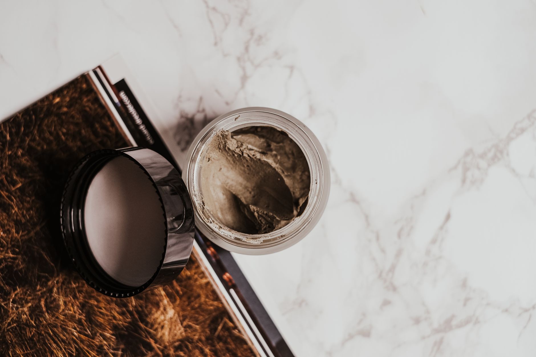 Argile verte : propriétés, utilisations pour le visage et les cheveux, et erreurs à éviter 4 Pot d'argile verte cosmétique naturelle prête à l'emploi