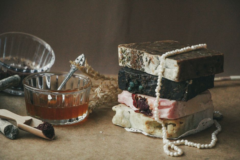 Savon noir beldi marocain : le guide complet pour exfolier le corps au kessa 4 Savons artisanaux naturels et miel, ingrédients du rituel beldi