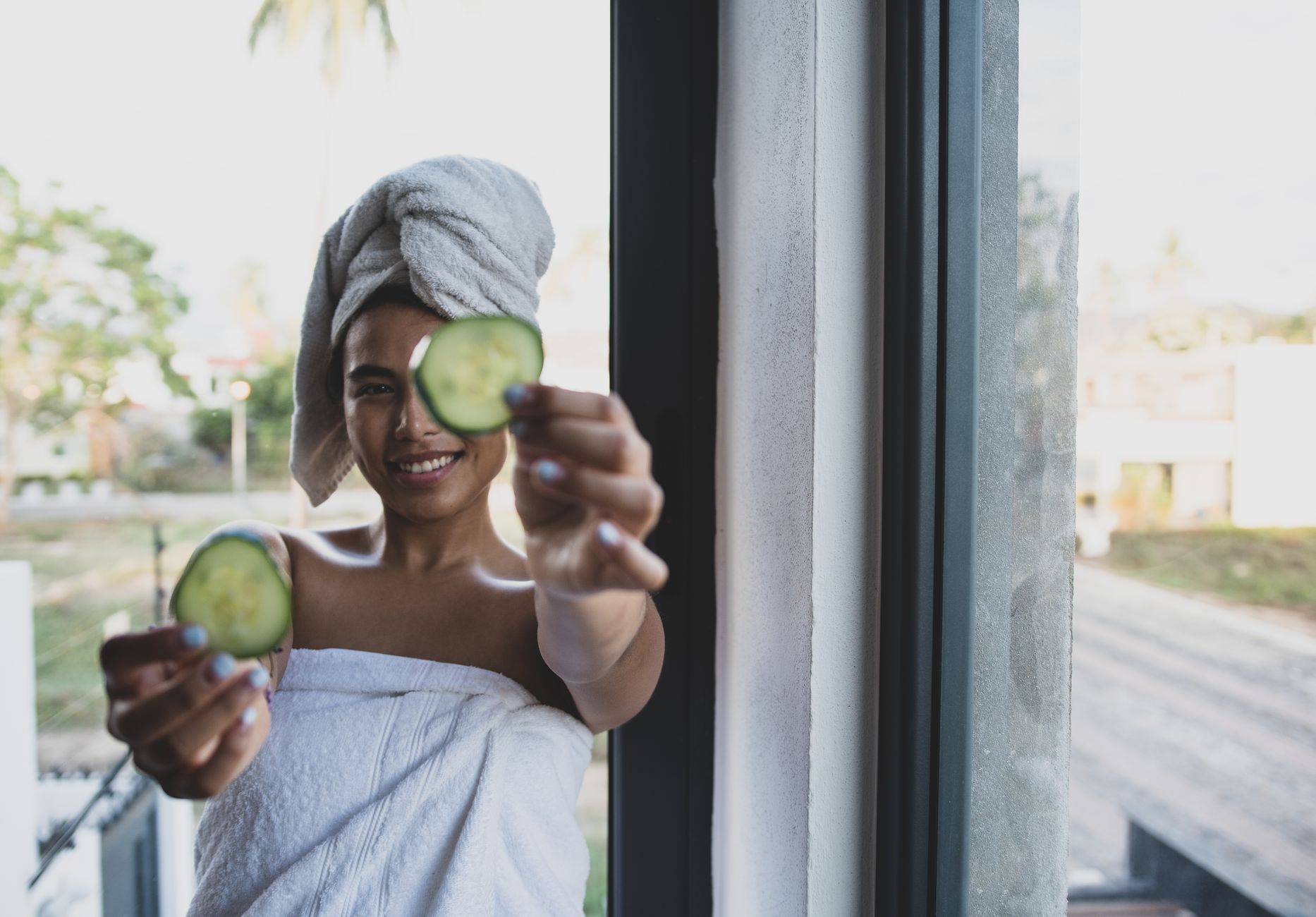 Bain d'huile pour cheveux secs, abîmés ou colorés : comment le faire correctement ? 3 Serviette chauffante enroulée sur cheveux après un bain d'huile