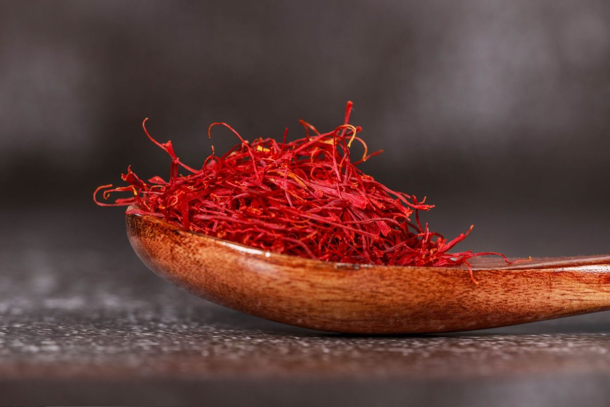Safran en cosmétique : quels bienfaits réels pour la peau, et comment l'utiliser sans risque ? 1 Fils de safran dans un petit bol pour usage cosmétique