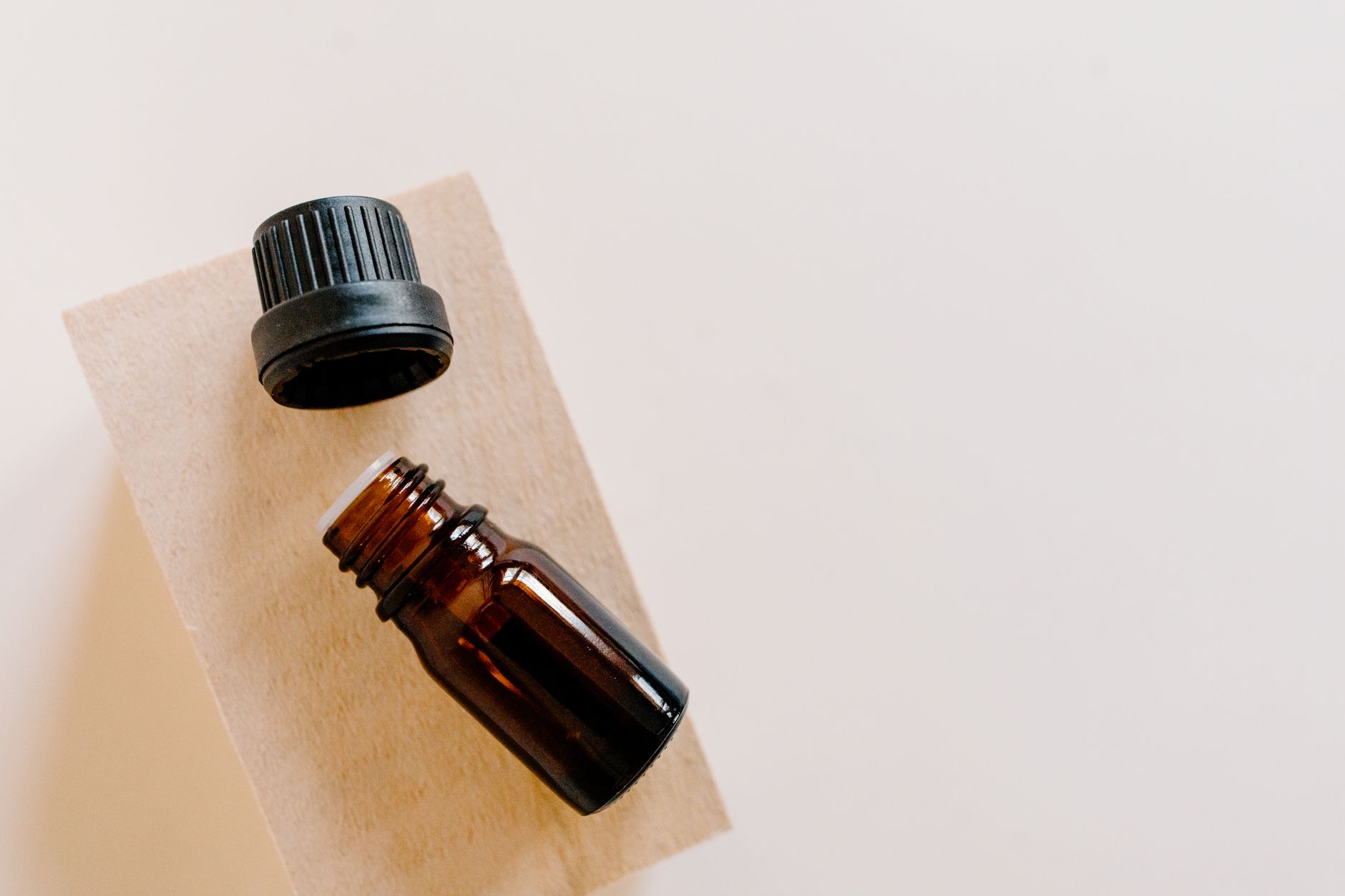 Sérum capillaire à l'huile d'argan : comment bien l'utiliser 2 Flacon compte-gouttes d'huile pour application capillaire