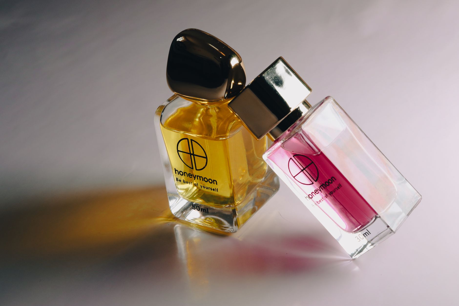 Musc blanc en cosmétique : origine, composition et bonne utilisation 3 Flacon de parfum musc blanc, esthétique minimaliste