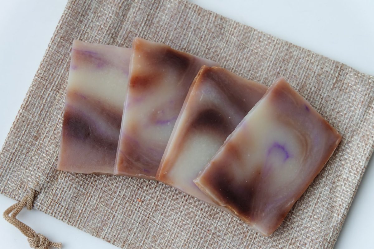 Savon beldi à la lavande : bienfaits apaisants et comment l'utiliser 1 Savon naturel à la lavande
