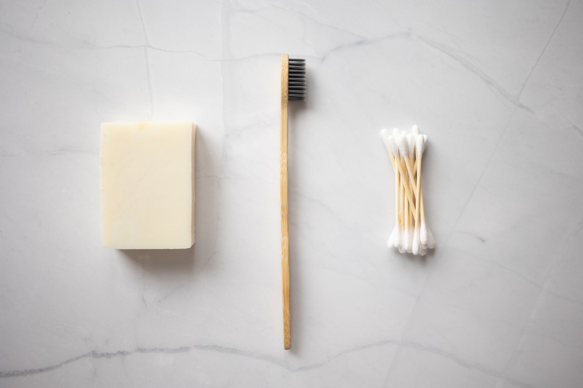 Eucalyptus sur la peau : quels bienfaits, et comment l'utiliser sans irriter ? 3 Savon naturel solide, brosse à dents en bambou et cotons-tiges biodégradables