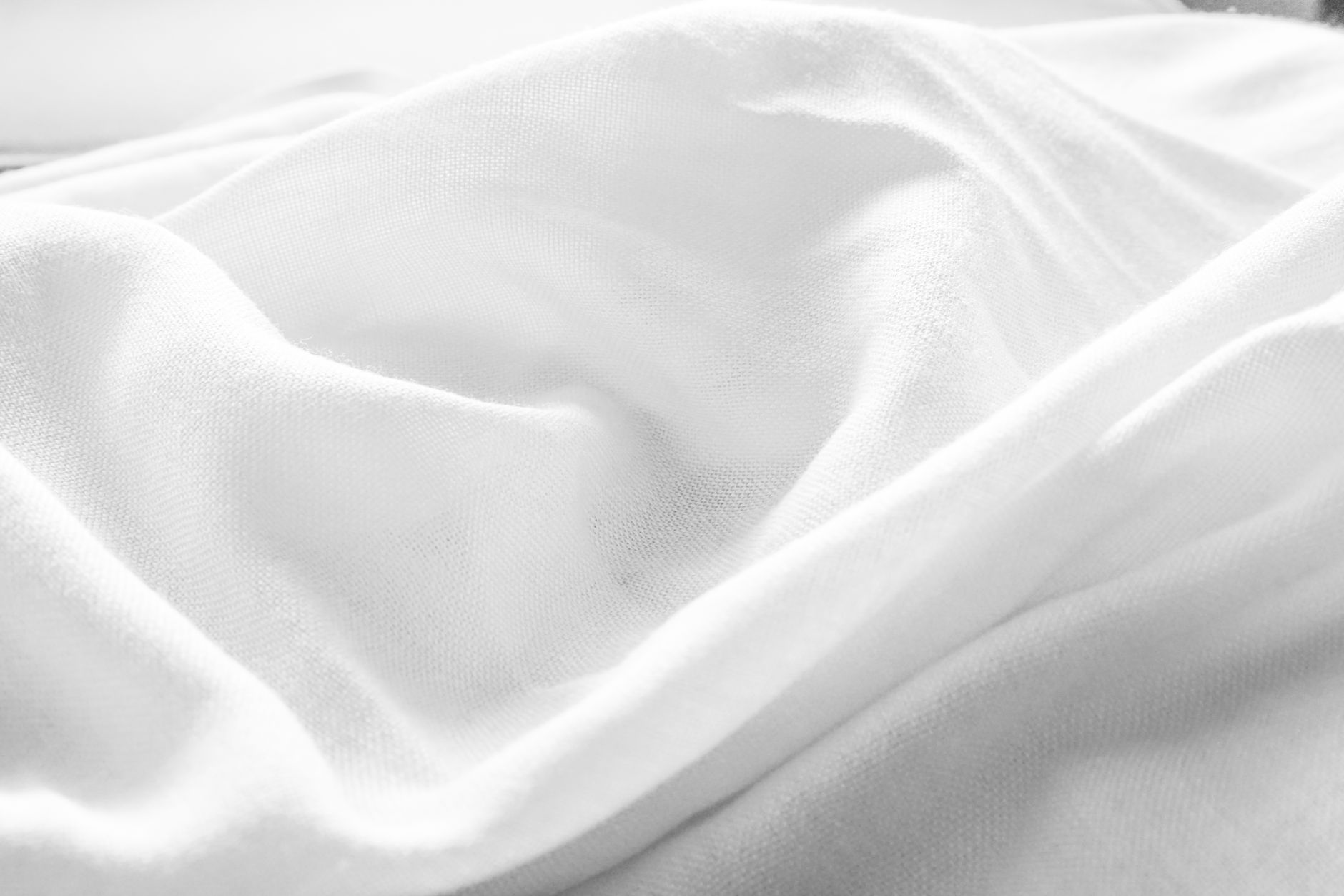 Musc blanc en cosmétique : origine, composition et bonne utilisation 2 Texture de coton blanc évoquant la note poudrée du musc blanc