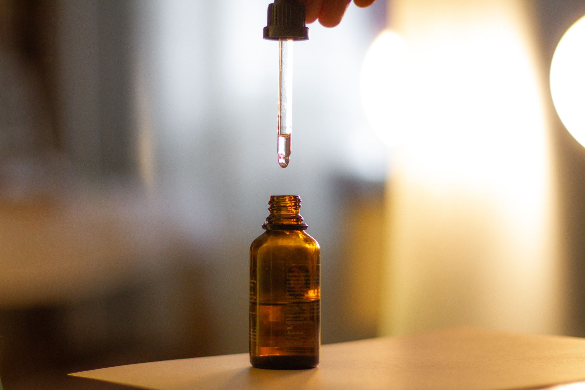 Huile de pépin de figue de barbarie ou huile de figue de barbarie : quelle différence ? 2 Flacon en verre ambré d'huile précieuse, usage cosmétique concentré, quelques gouttes prélevées à la pipette