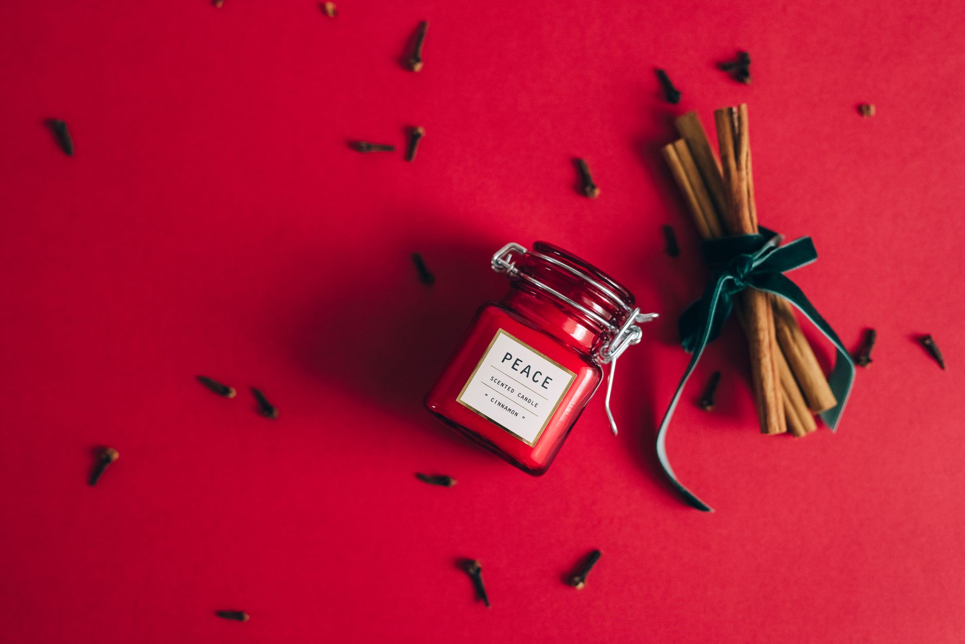 Bâtons de cannelle et clous de girofle, épices évoquant la note orientale du savon