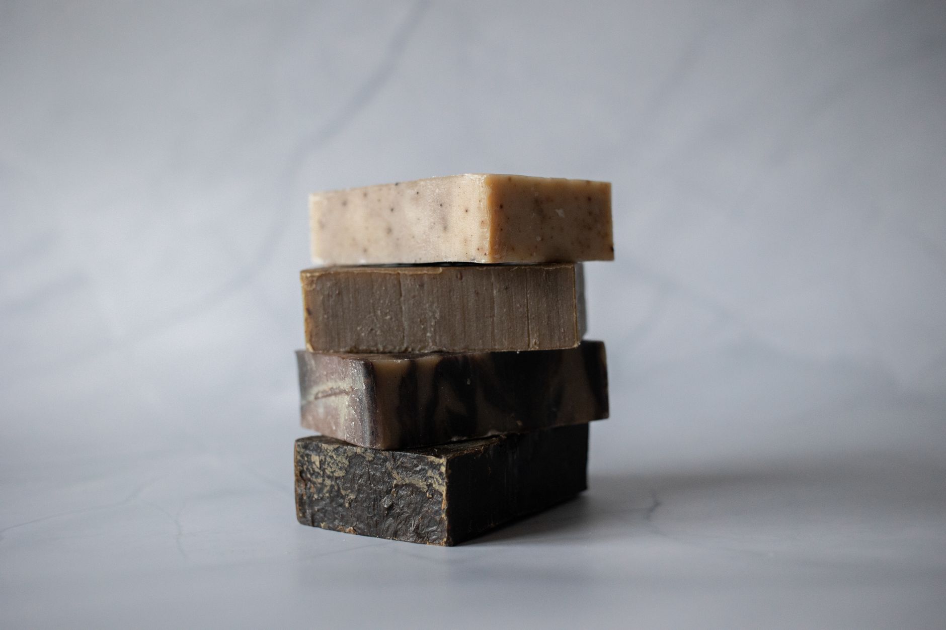 Savon noir sur le visage : comment l'utiliser sans irriter la peau 2 Savon noir en pain, à utiliser en douceur sur le visage