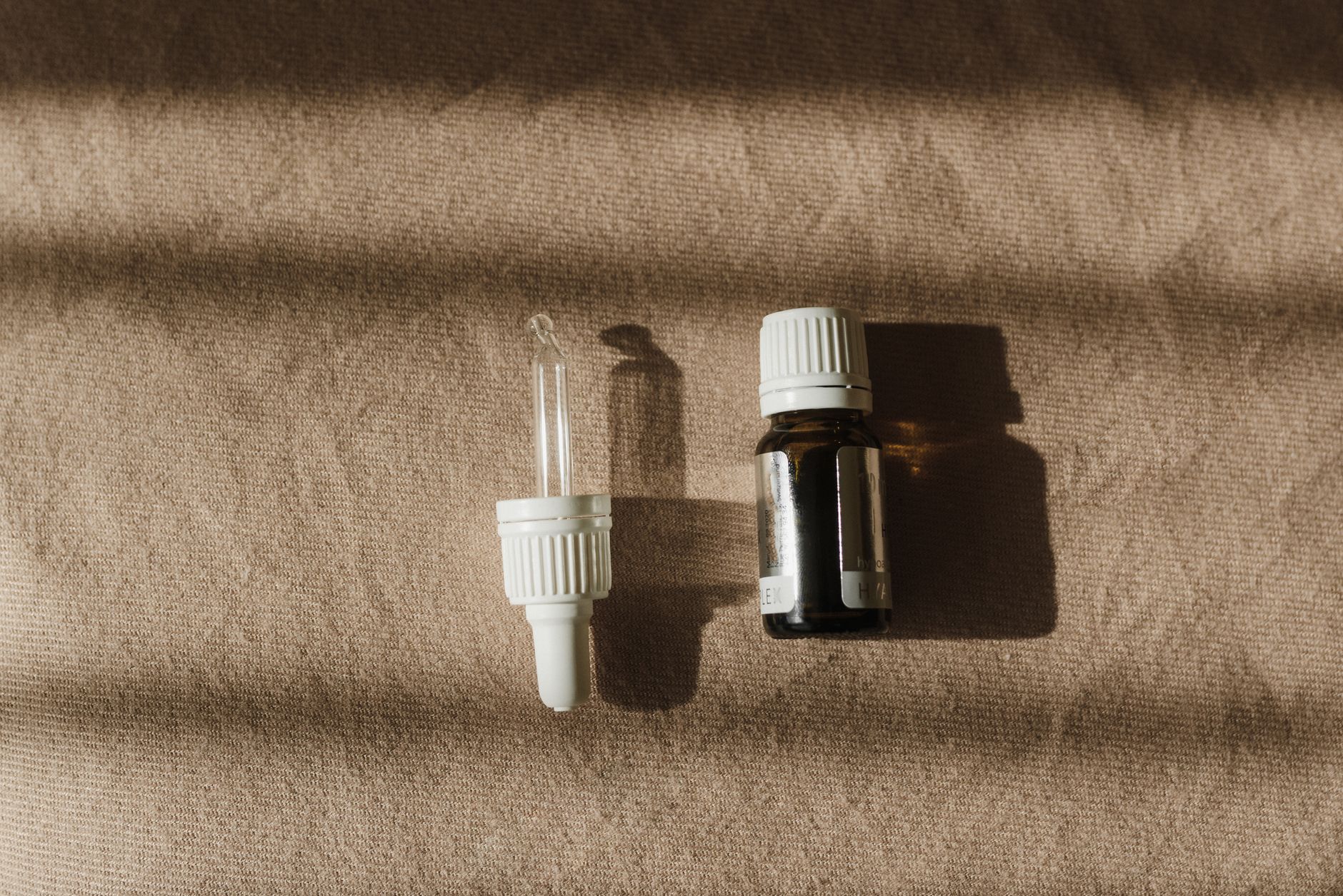Mélanger plusieurs huiles végétales sur le visage : comment faire sans se tromper 2 Flacons compte-gouttes d'huile végétale posés à plat